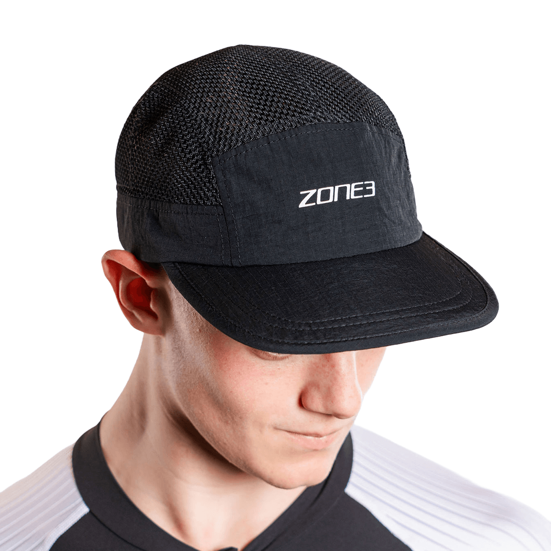 Schwarze Netzkappe mit „Zone3“-Logo, getragen von einer Person auf weißem Hintergrund