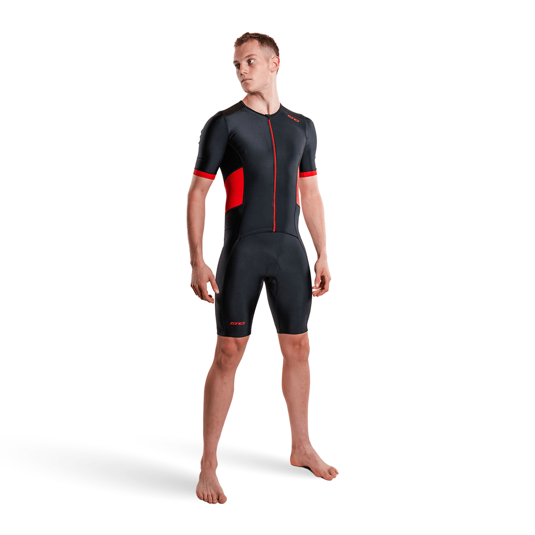 Mann trägt kurzärmligen Aktiv-Trisuit