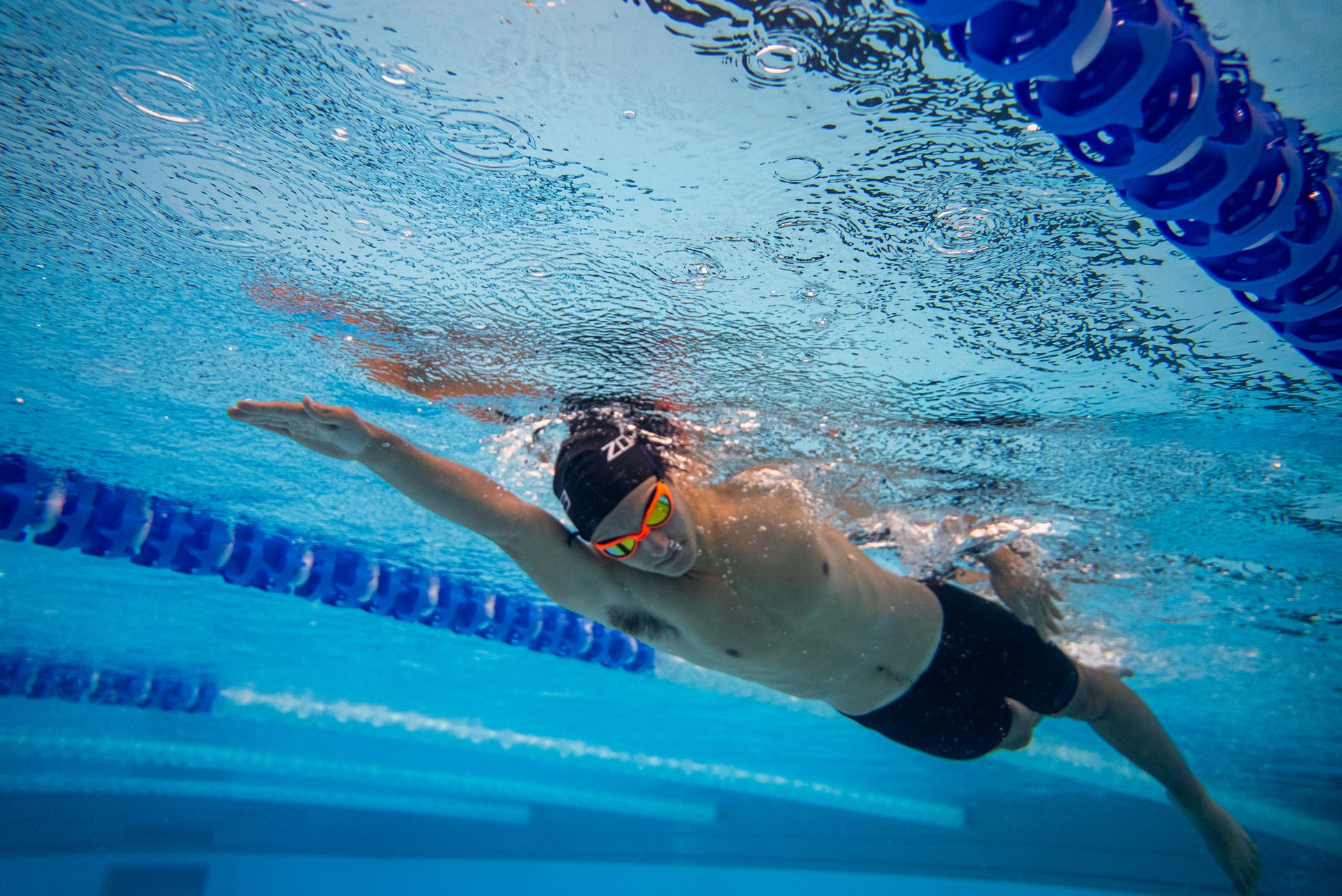athlete swimming underwater in a pool in Zone3 cap and Goggles 