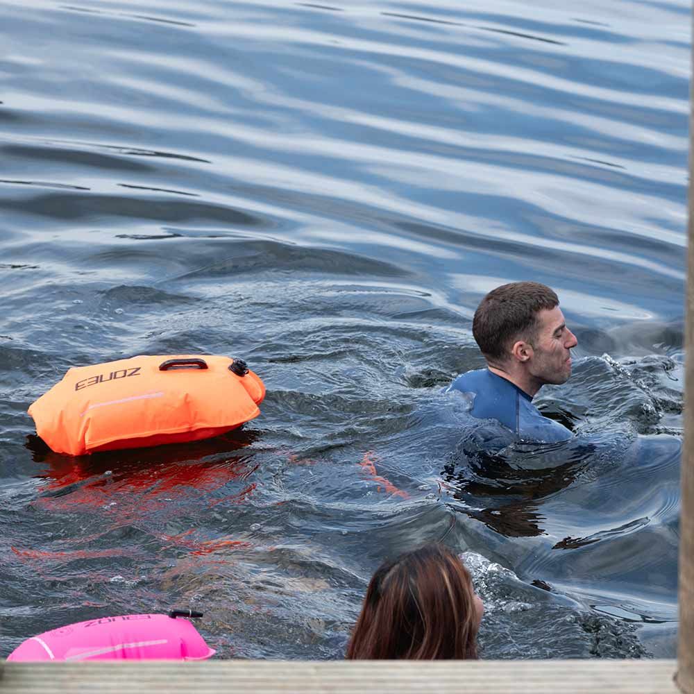ZONE3 Boa Di Sicurezza Da Nuoto Riciclata – Galleggiante Hi-Vis Orange Per Triathlon E Acque Libere