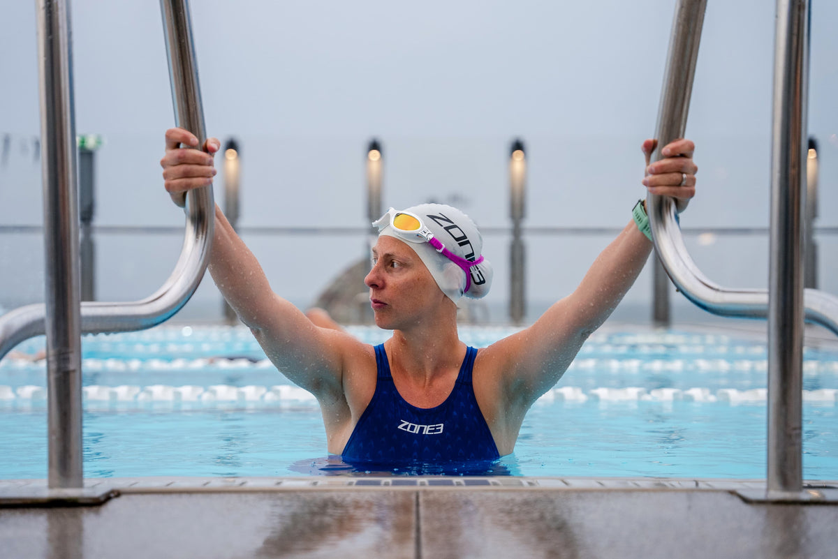 A women wearing the Zone3 Kneeskin -  Performance Speed getting out of  the pool.