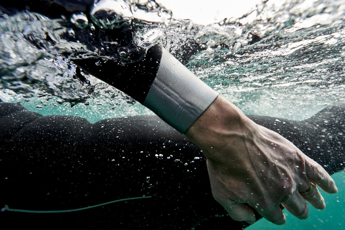 image showing Men's black Agile Wetsuit with silver detailing underwater. 
