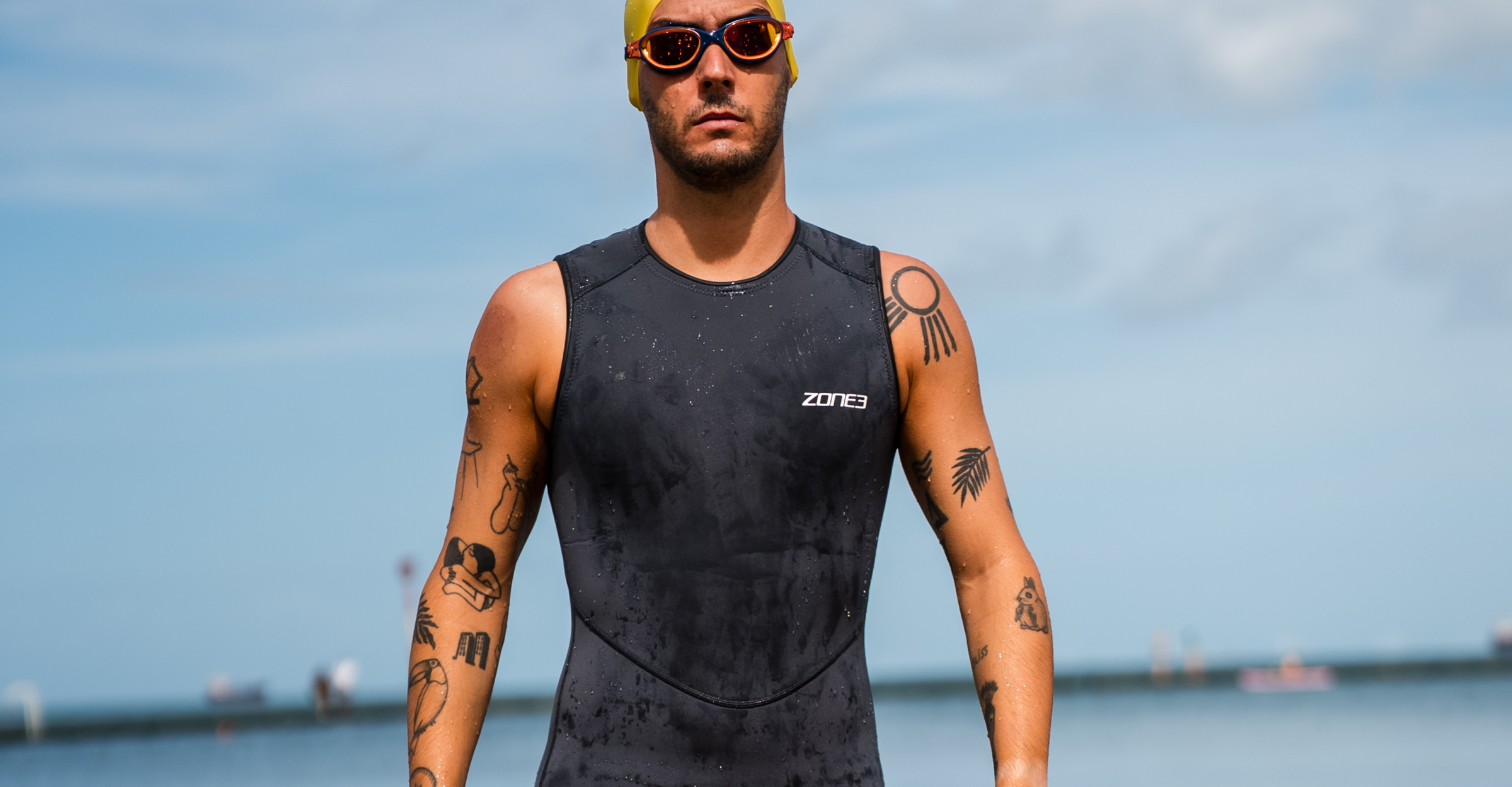 Man wearing the zone3 Yulex® Kneeskin on with a blurred background