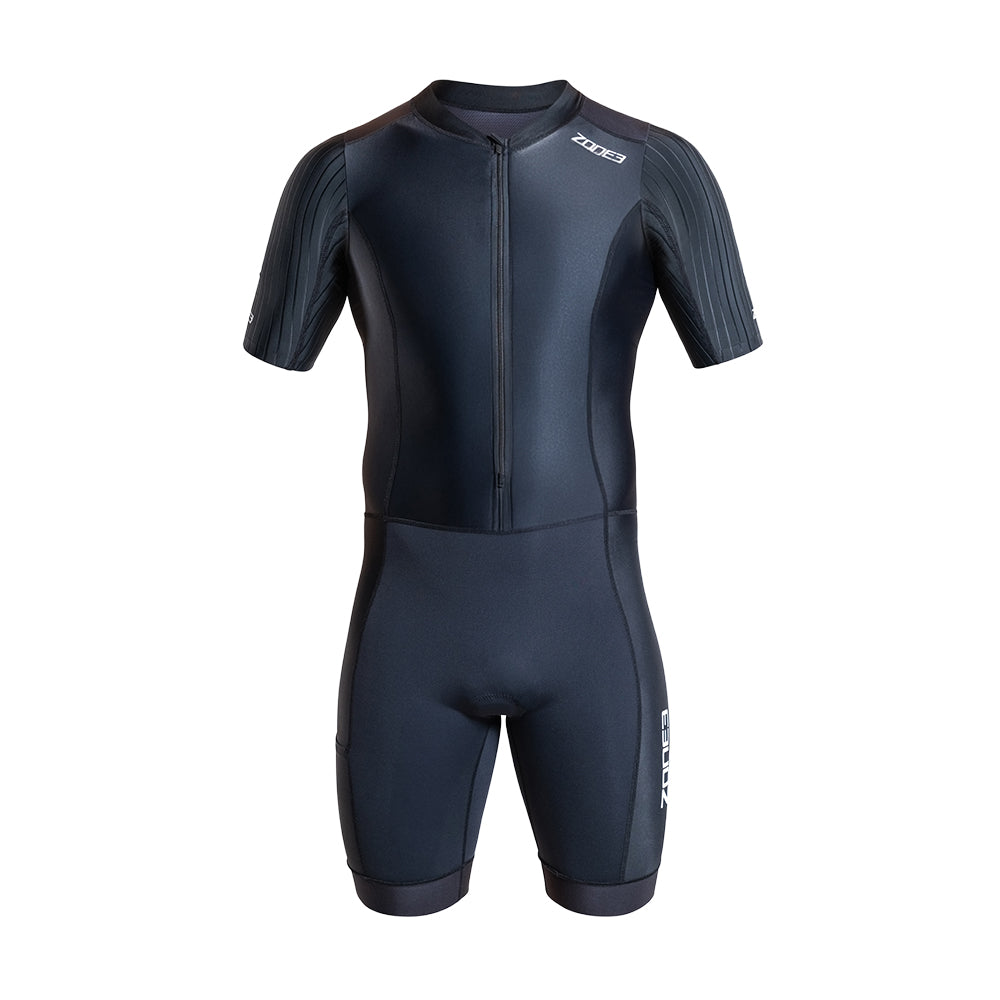 Schwarzer Trisuit auf weißem Hintergrund