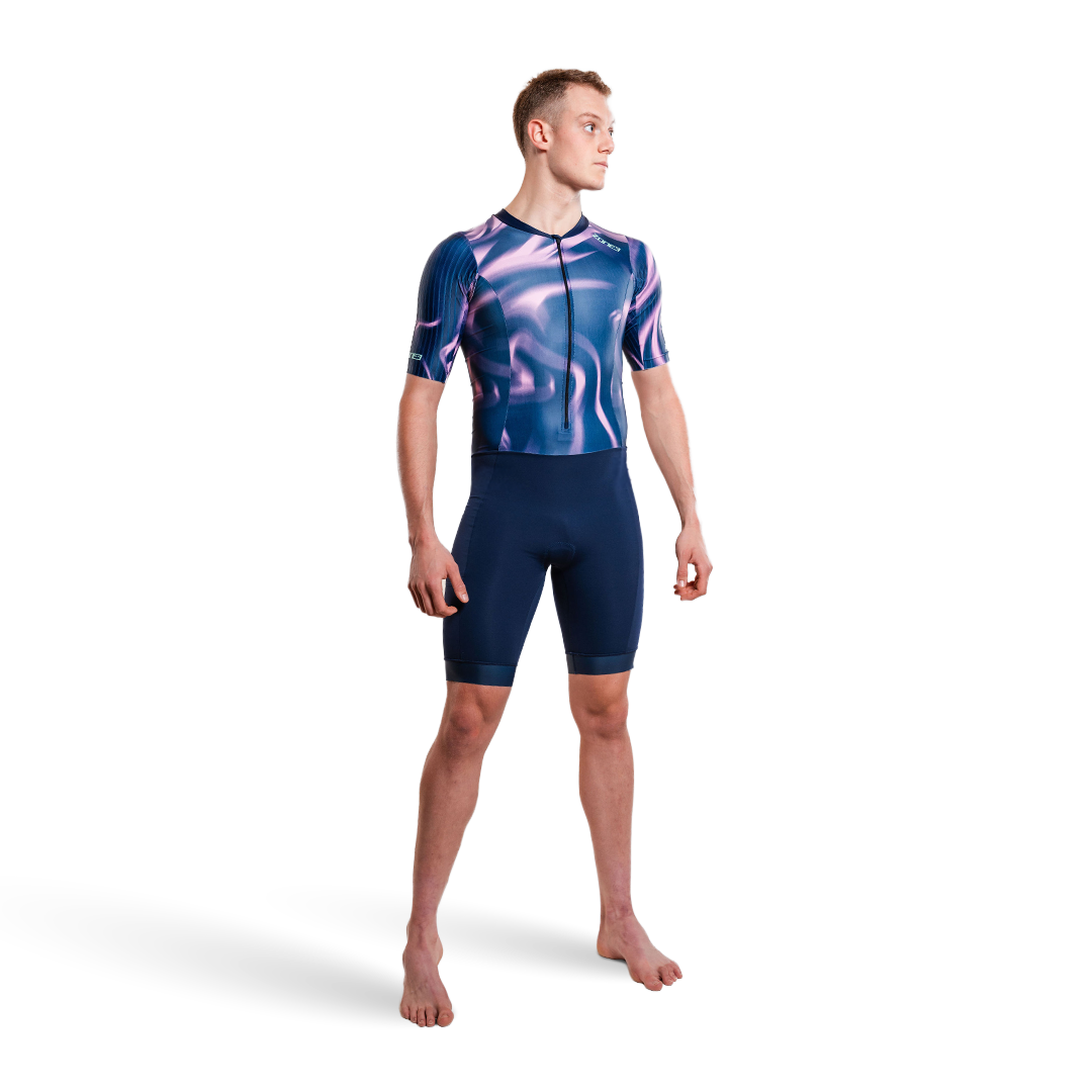 Person trägt einen lila-rosa Trisuit auf weißem Hintergrund