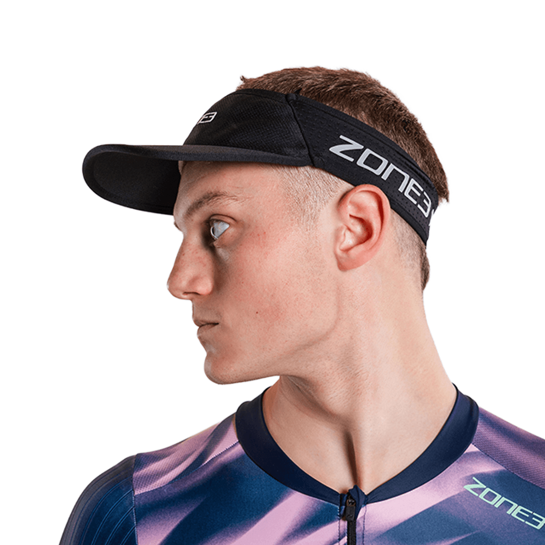 Homme portant une visière de course noire zone3 avec un logo zone3 sur fond blanc