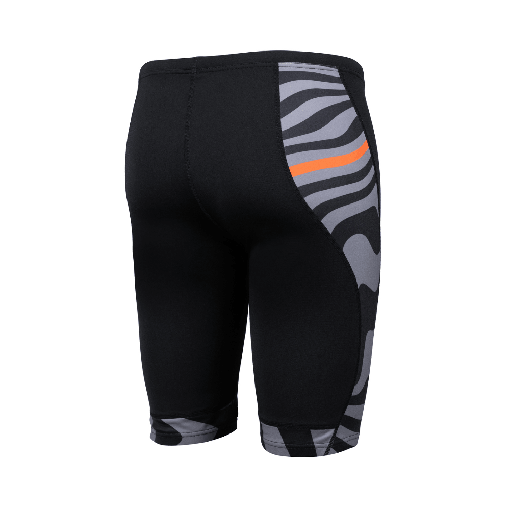 Rückansicht einer schwarzen Herren-Schwimmhose mit umlaufender Grafik in Grau und Orange auf den Seitenwänden