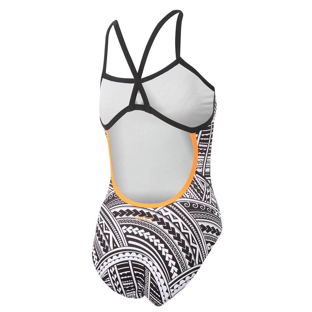 Einteiliger Damen-Badeanzug von ZONE3 mit dem auffälligen schwarz-weißen Kona Speed-Print. Dünne schwarze Träger und ein hoher Beinausschnitt bieten stromlinienförmigen Halt und Stil.