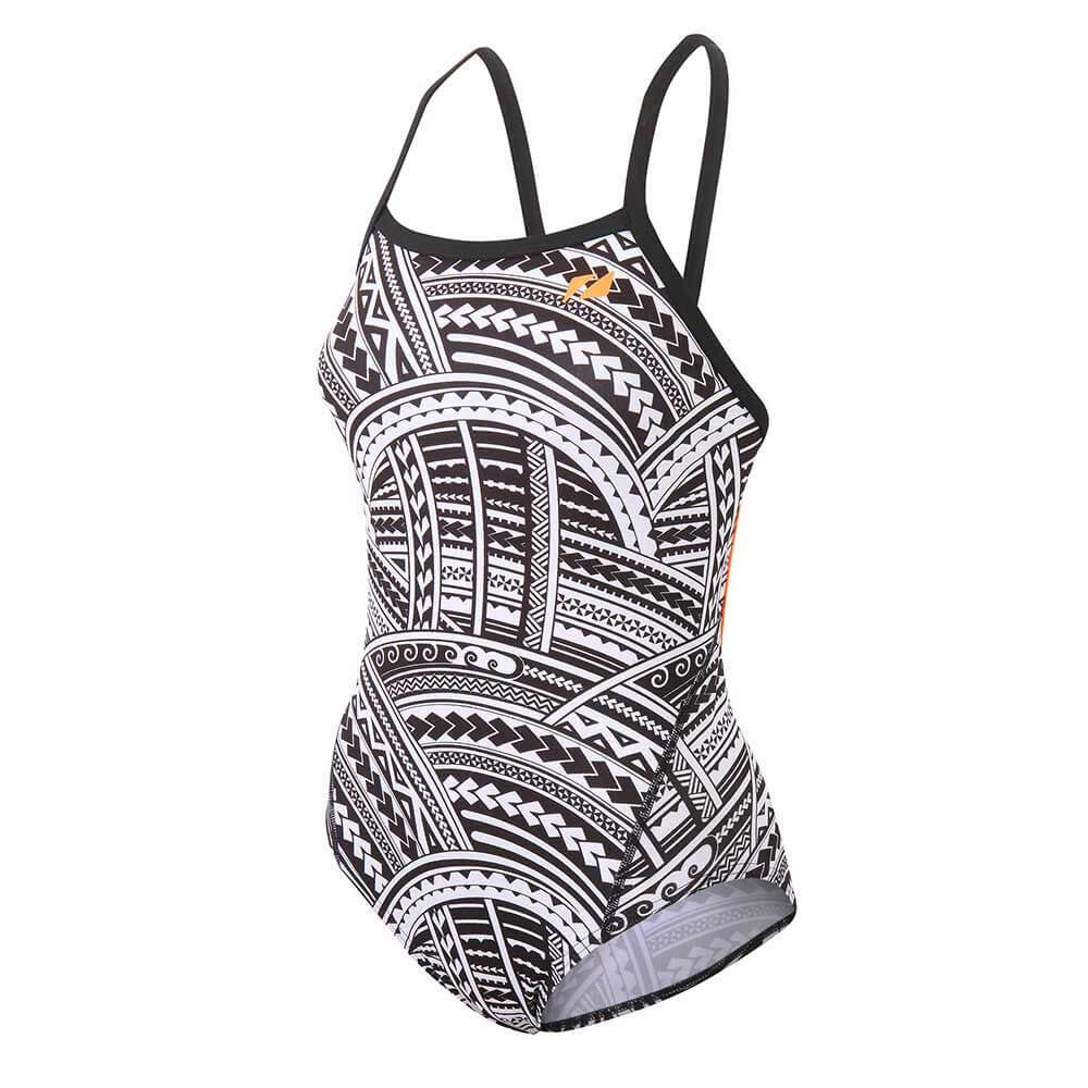 Einteiliger Damen-Badeanzug von ZONE3 mit dem auffälligen schwarz-weißen Kona Speed-Print. Dünne schwarze Träger und ein hoher Beinausschnitt bieten stromlinienförmigen Halt und Stil.