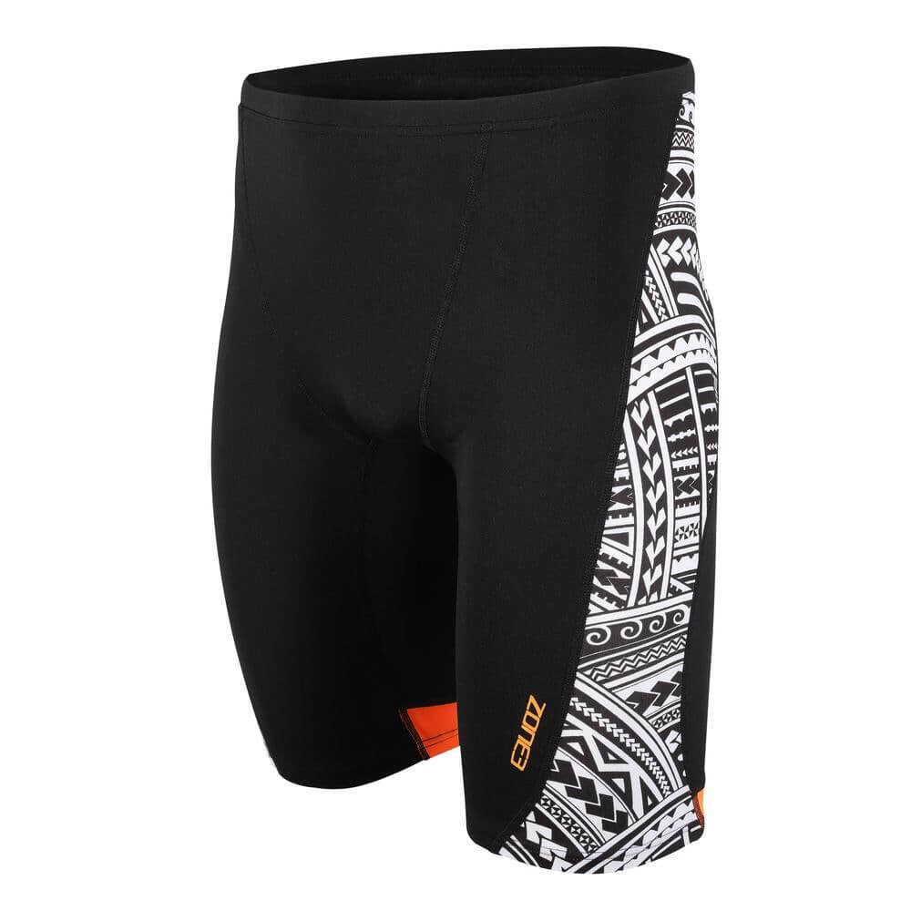Schwarze Badehose mit weißem Kona Speed-Aufdruck an der Seite, orangefarbenen Akzenten und dem ZONE3-Logo am Saum.