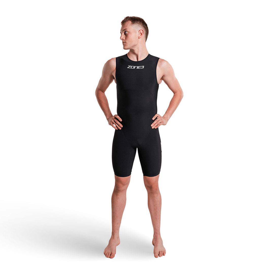 Männliches Model trägt ärmelloses Zone3 Streamline Swimskin in Schwarz mit Logo auf der Brust.