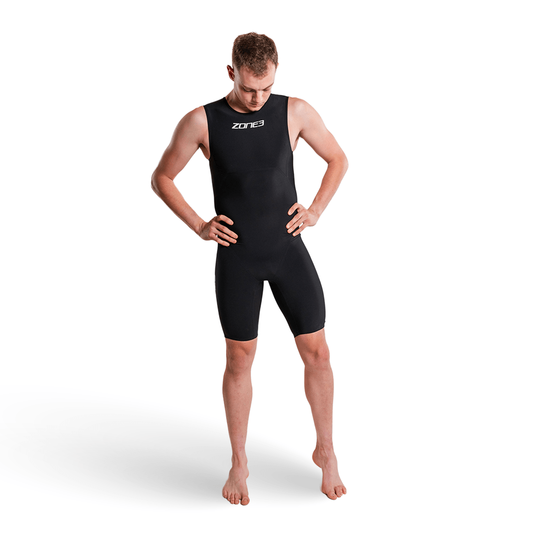 Männliches Model trägt ärmelloses Zone3 Streamline Swimskin in Schwarz mit Logo auf der Brust, die Hände an den Hüften.