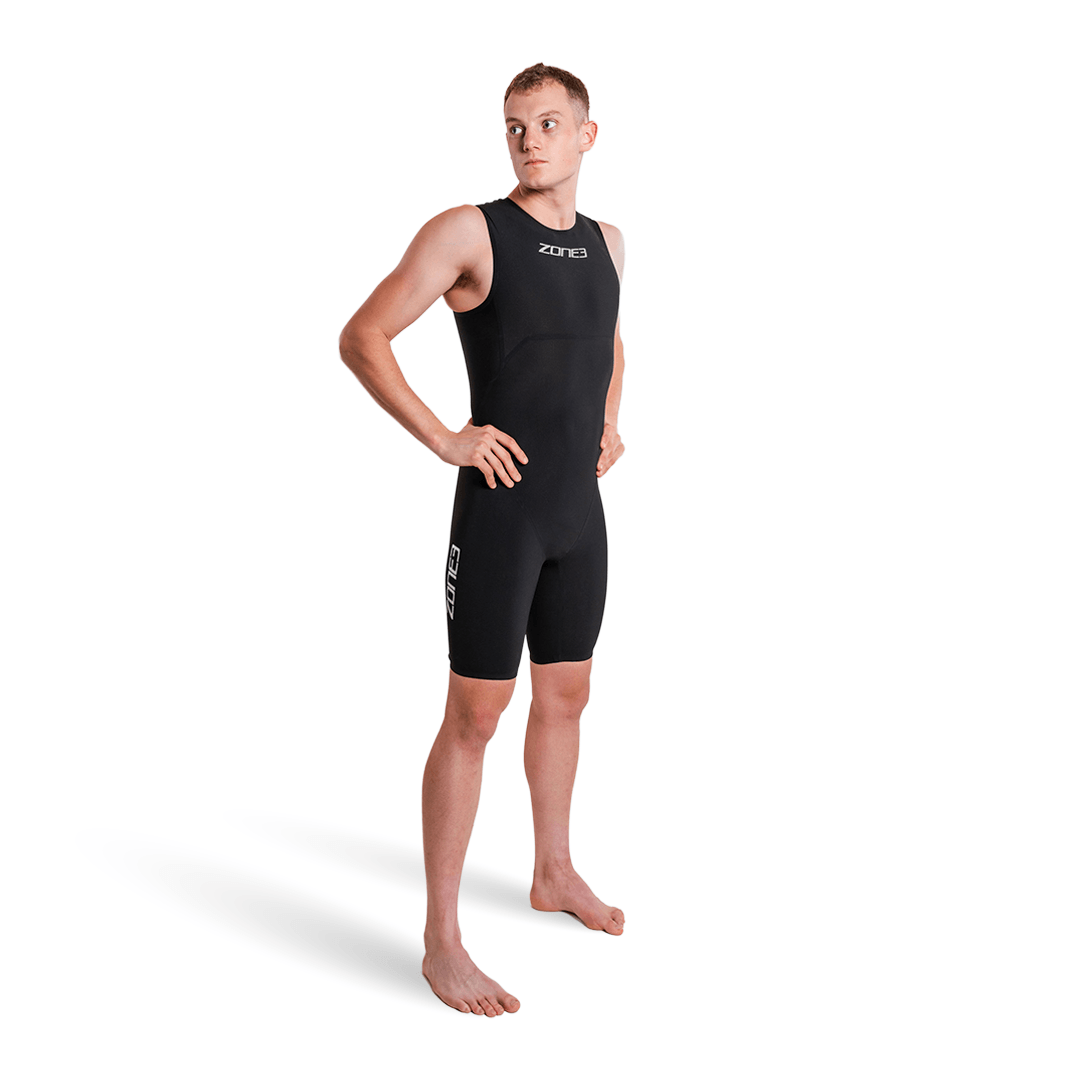 Männliches Model trägt ärmelloses Zone3 Streamline Swimskin in Schwarz, dargestellt von der Seite mit Logo auf der Brust.