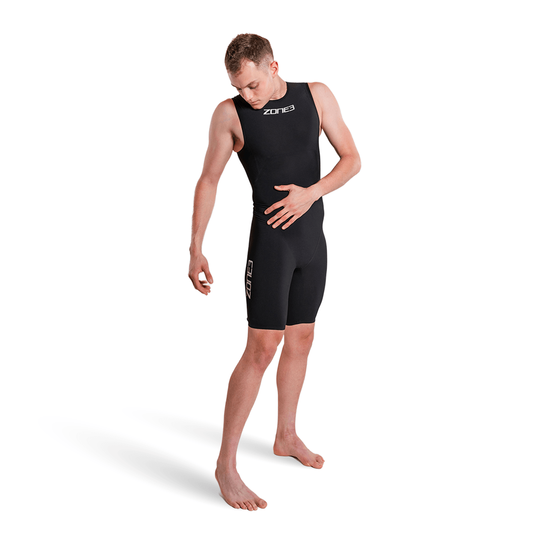 Männliches Model trägt schwarzes, ärmelloses Streamline-Badekleid mit Zone3-Logo auf der Brust