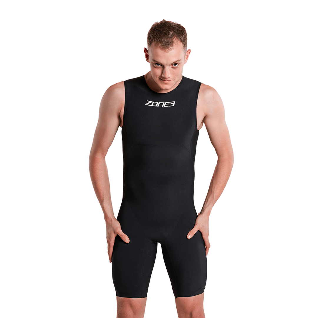 Männliches Model trägt schwarzes, ärmelloses Streamline-Swimskin von vorne mit Zone3-Logo auf der Brust
