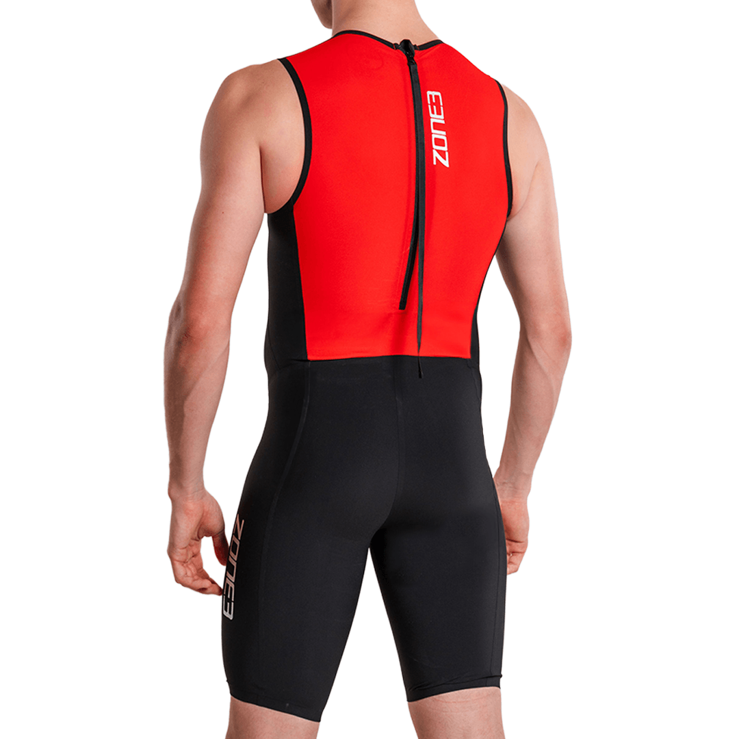 Rückansicht eines männlichen Models in rot-schwarzem Streamline ärmellosem Swimskin mit vertikalem Reißverschluss hinten und Zone3-Logo