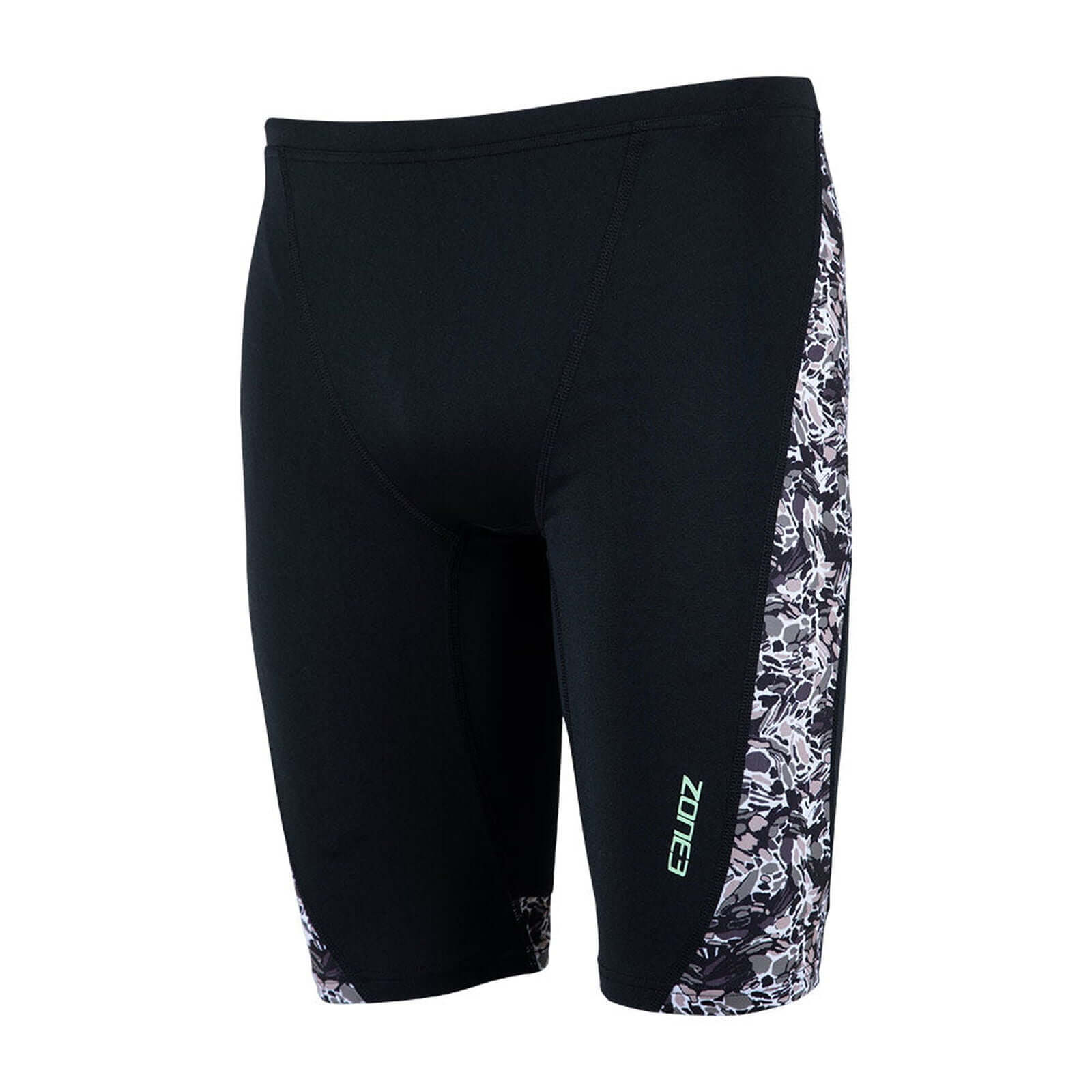 Schwarze Badehose mit Pacific Koa-Print an den Seiten in Schwarz, Weiß und Lila. Verfügt über ein grünes ZONE3-Logo auf dem Vorderbein.